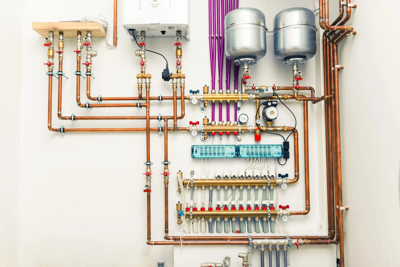 Chaudière gaz individuelle et son circuit de distribution dans un logement parisien